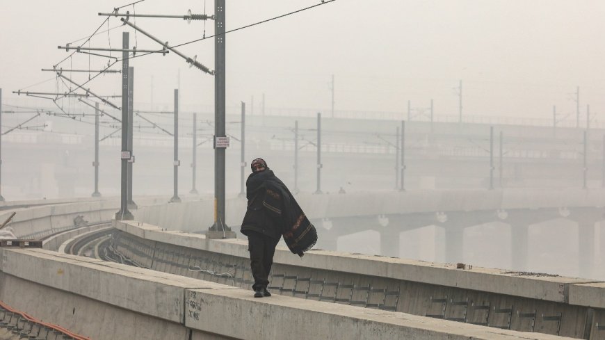 Zero visibility in parts of Delhi due to fog, air quality severe at many stations