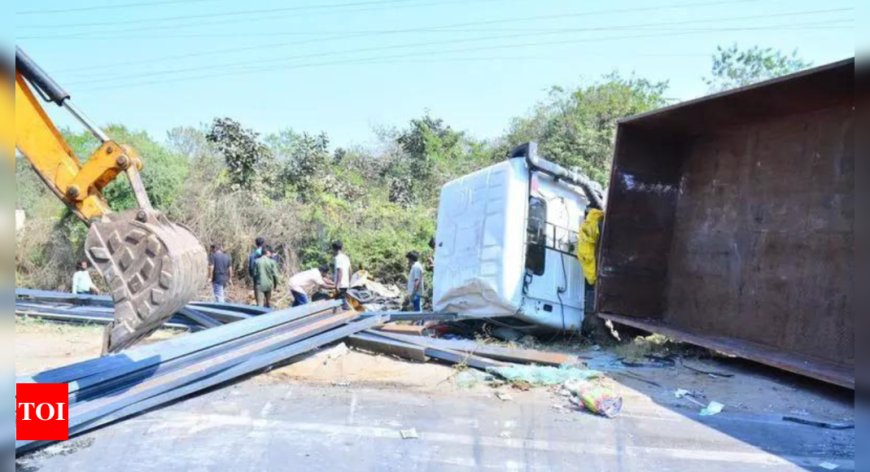 4 killed, 3 hurt as iron girders fall on autos in Warangal