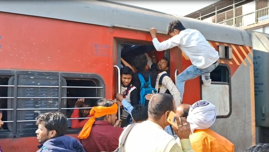 Gaya Station: कहां चढ़ोगे भाई? ट्रेन रुकते ही उमड़ पड़े लोग, गेट जाम और फिर सामने आई ये तस्वीर