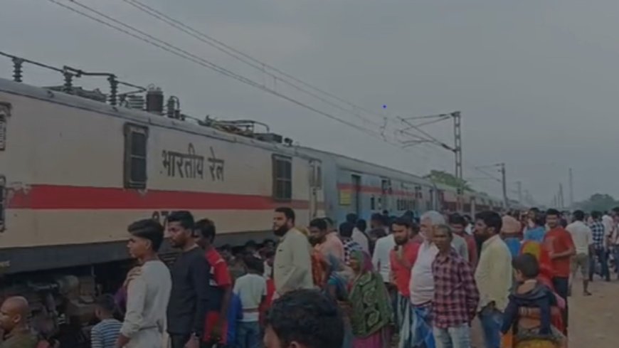 Train Accident: बालासोर में पटरी से उतरी न्यू जलपाईगुड़ी ट्रेन, बिजली के खंभे से जा टकराई