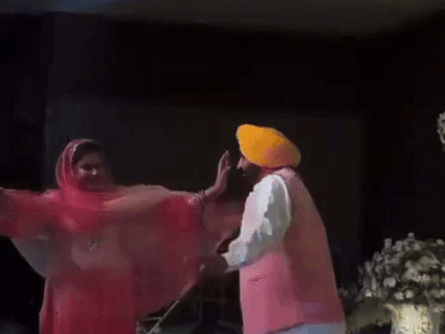 केजरीवाल ने बेटी की सगाई में डांस किया:पुष्पा-2 मूवी के सॉन्ग 'अंगारों' पर पत्नी संग सेम स्टेप किए; पंजाब CM मान ने भांगड़ा किया