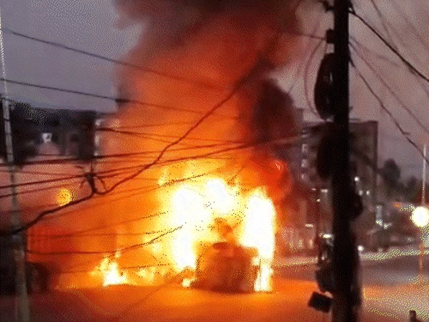 बस के इमरजेंसी-मेन गेट पर एक्स्ट्रा सीट:लखनऊ में खिड़की तोड़कर कूदे यात्री, मां-बाप के सामने जिंदा जले थे बच्चे; FIR दर्ज