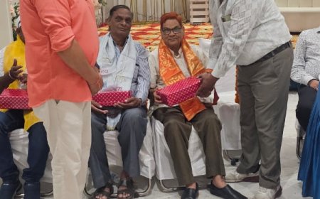 बरेली में व्यापार मंडल के कवि सम्मेलन ने देश भक्ति और श्रृंगार की बौछार की