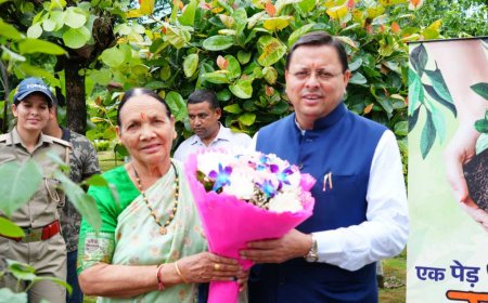 मुख्यमंत्री पुष्कर सिंह धामी ने माताजी के साथ 'एक पेड़ मां के नाम' अभियान के तहत किया पौधारोपण