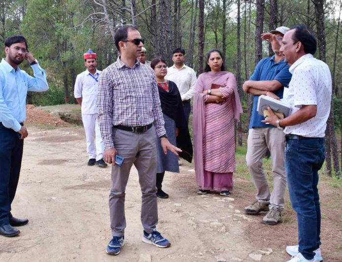 जिलाधिकारी आशीष भटगांई का सड़क निरीक्षण: गुणवत्ता में खामियां उजागर, जांच के आदेश
