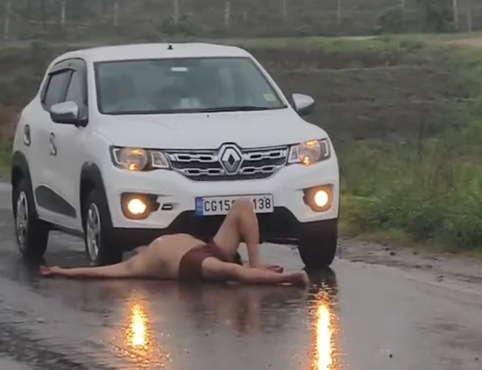 बारिश में नशे में चूर बुजुर्ग का हंगामा, राहगीर बने परेशान, देखें वीडियो