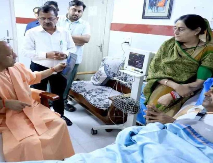 गाड़ी पलटने के बाद विधायक फतेह बहादुर सिंह के स्वास्थ्य की जानकारी लेने पहुंचे CM योगी