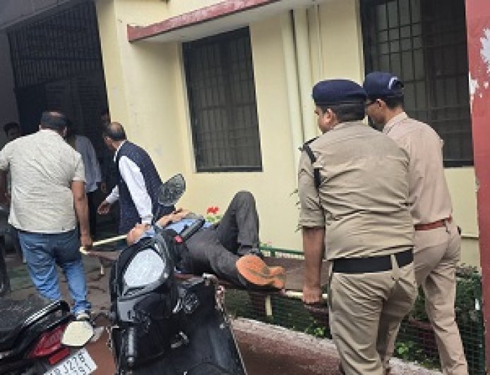 भीमताल में अनियंत्रित डंपर गिरा, चालक सुशीला तिवारी को अस्पताल में भर्ती