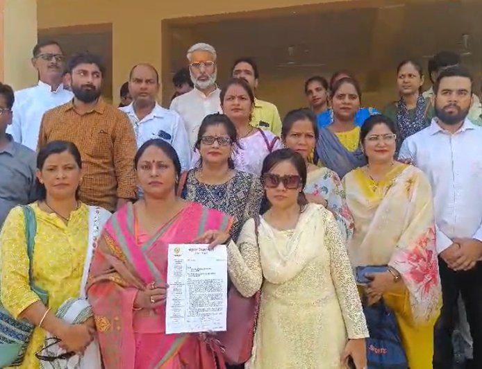 चंदौली में सरकारी स्कूलों के मर्ज के खिलाफ शिक्षकों का आक्रोश, ज्ञापन सौंपा