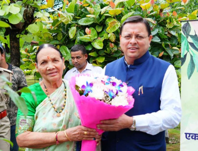 मुख्यमंत्री पुष्कर सिंह धामी ने माताजी के साथ 'एक पेड़ मां के नाम' अभियान के तहत किया पौधारोपण