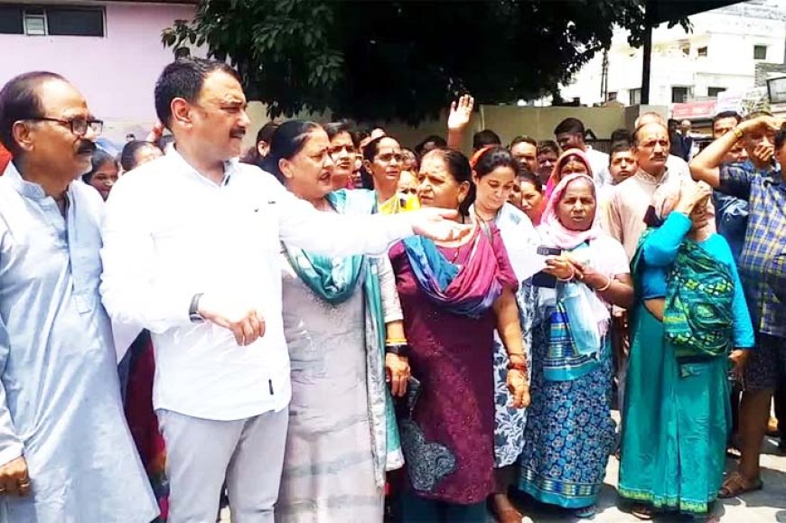 प्रशासन ने थमाया अतिक्रमण का नोटिस, 15 दिन में खाली करना होगा घर