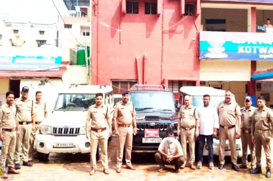 अनीस के खिलाफ विभिन्न धाराओं में मुकदमा दर्ज कर, अनीस के भाई को हिरासत में ले लिया