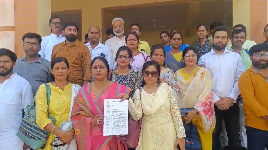 सरकारी स्कूलों के मर्ज को लेकर आक्रोश में टीचर, लामबद हो सौंपा ज्ञापन