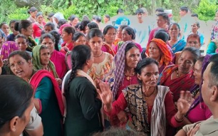 कपकोट में छेड़खानी प्रकरण के खिलाफ महिलाओं का आक्रोश, थाने का किया घेराव