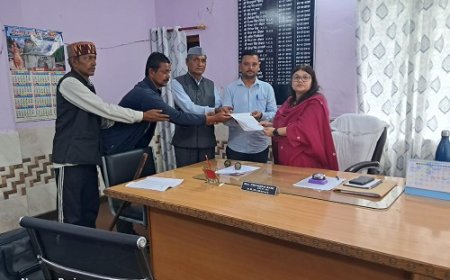 ग्रामीणों का आक्रोश: विद्यालय समायोजन विवाद, एसडीएम को सौंपा ज्ञापन