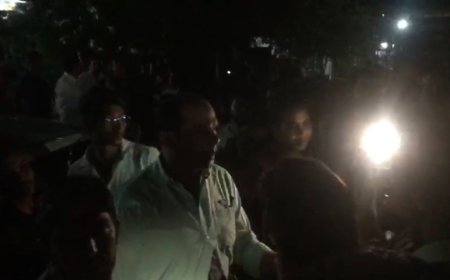 गड्ढों से त्रस्त: NH-130 पर प्रदर्शन, भारी वाहनों की शहर में एंट्री रोको की मांग!