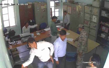 मध्य प्रदेश: कलेक्टर की बर्बरता! छात्र को थप्पड़ मारने वाला वीडियो हुआ वायरल