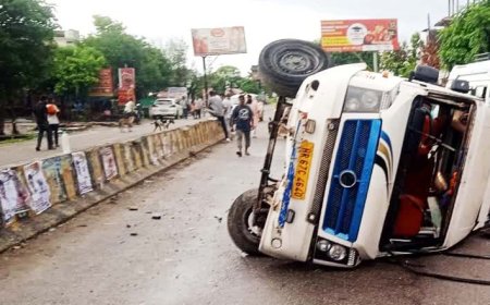 रामनगर में पंचायत चुनाव के दौरान टेंपो ट्रैवलर पलटी, 12 घायल