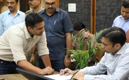 जिलाधिकारी सविन बसंल द्वारा आयोजित जनता दर्शन कार्यक्रम: प्रशासन और नागरिकों के बीच संवाद का मंच