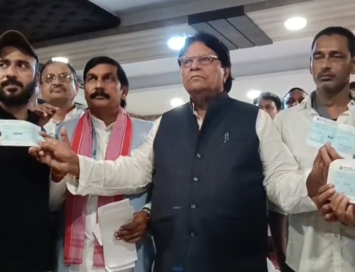 अलहदादपुर मीट कांड: सपा सांसद रामजीलाल सुमन ने घायलों को दी 1 लाख की सहायता, सरकार को दी चुनौती