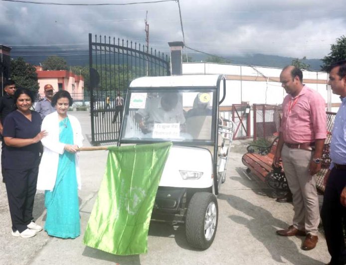 एम्स ऋषिकेश ने दिव्यांग जनों की सहूलियत के लिए ई-वाहन की सुविधा शुरू की