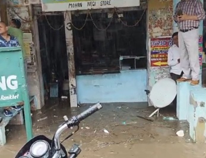 रानीखेत में मूसलाधार बारिश से तबाही, बादल फटने की संभावना बढ़ी
