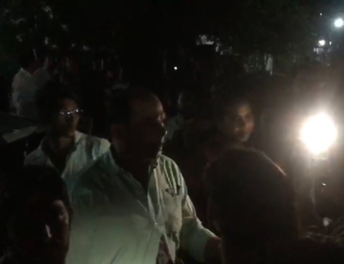 गड्ढों से त्रस्त: NH-130 पर प्रदर्शन, भारी वाहनों की शहर में एंट्री रोको की मांग!