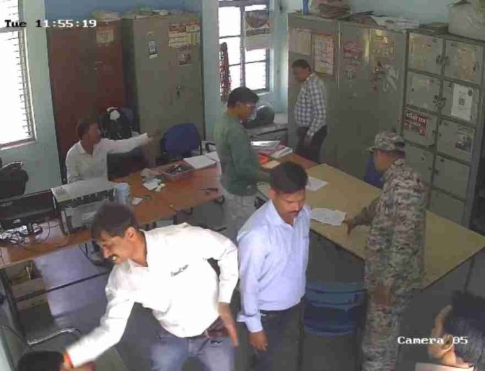 मध्य प्रदेश: कलेक्टर की बर्बरता! छात्र को थप्पड़ मारने वाला वीडियो हुआ वायरल