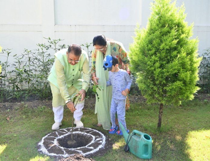 कृषि मंत्री गणेश जोशी ने वृक्षारोपण कर दी पर्यावरण की सुरक्षा का संदेश