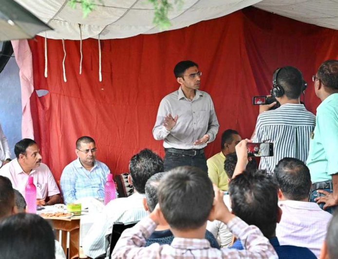बटोली गांव में संवेदनशील प्रशासन की पहल; आपदा के बीच स्वास्थ्य सेवाएं प्रदान करने के लिए लगाया मेडिकल कैम्प