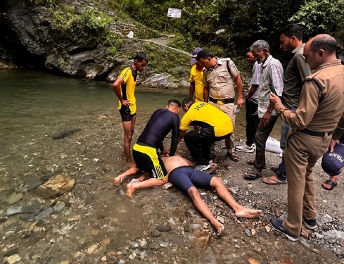 दिल्ली से छुट्टियों में घर आये व्यक्ति की ढोकाने वाटर फॉल में डूबने से हुई दुखद मौत