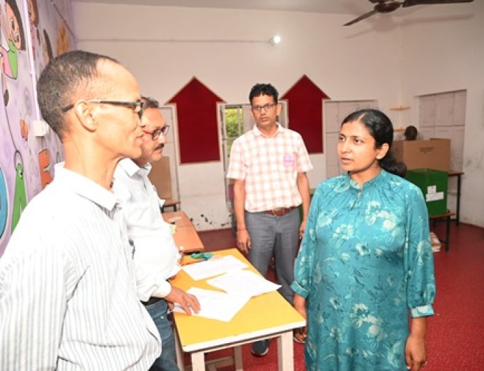 पंचायत चुनाव 2025: सीडीओ अनामिका ने तल्ला रामगढ़ और सूफी बूथों का किया निरीक्षण