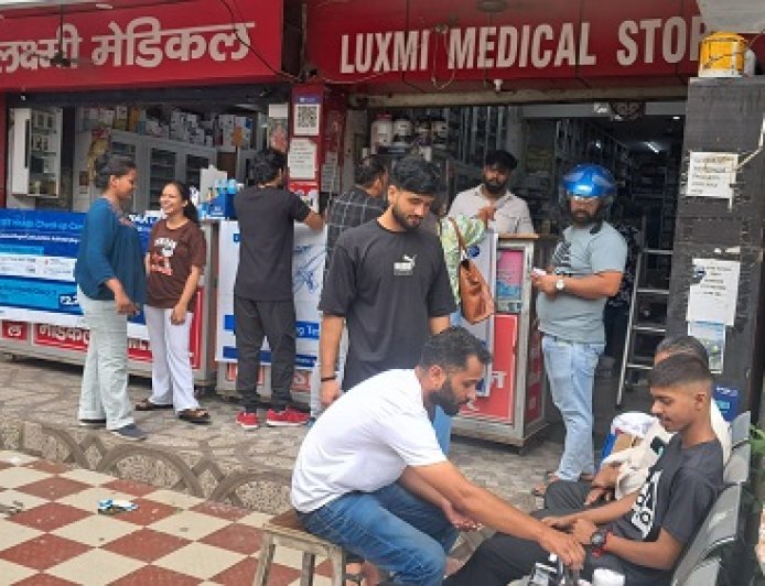 लक्ष्मी मेडिकल में सफल स्वास्थ्य जांच शिविर, रक्त परीक्षण कराकर मिली सेहत की जानकारी