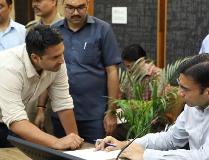 जिलाधिकारी सविन बसंल द्वारा आयोजित जनता दर्शन कार्यक्रम: प्रशासन और नागरिकों के बीच संवाद का मंच