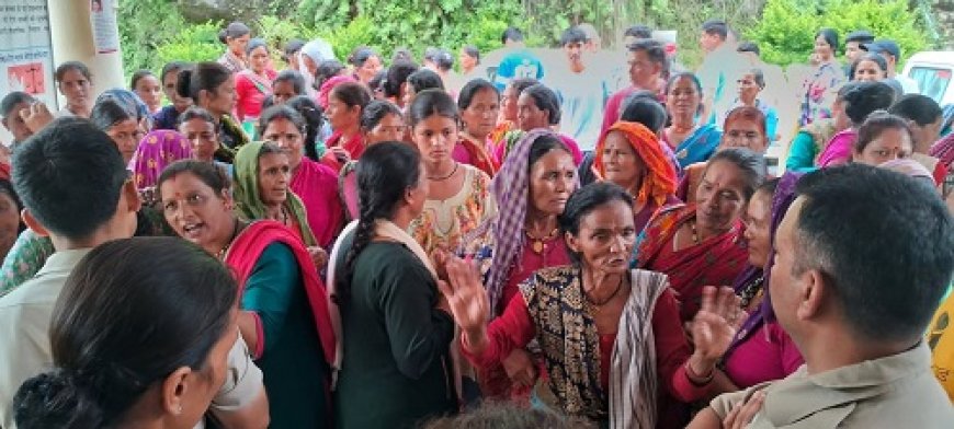 हंगामा : छेड़खानी प्रकरण पर भड़का आक्रोश, महिलाओं ने घेरा थाना