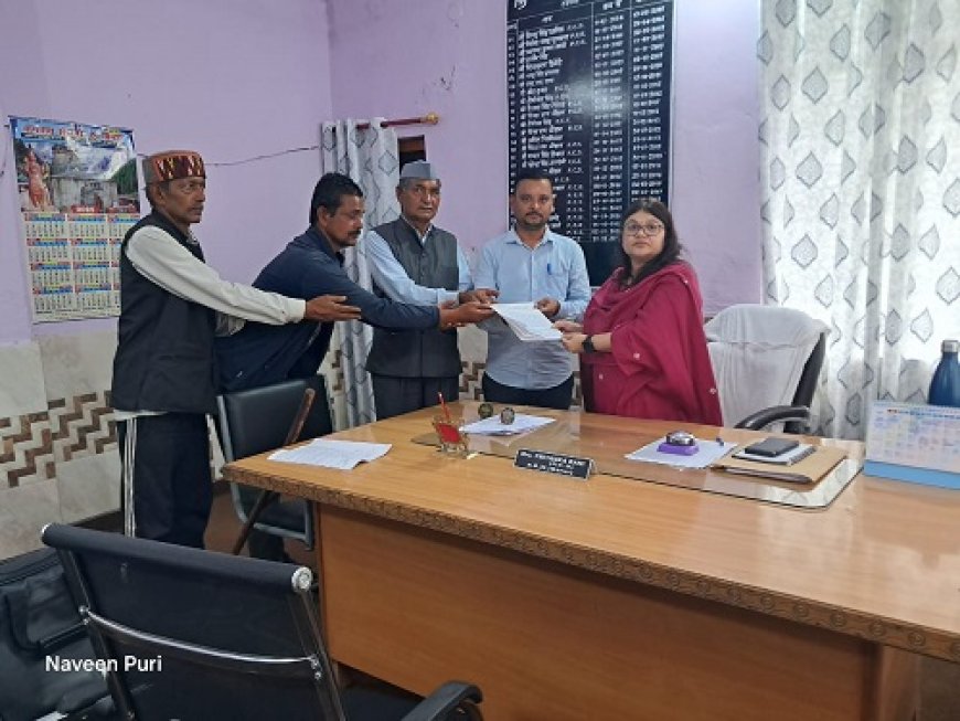 विद्यालय को समायोजित किए जाने पर रोष, एसडीएम को सौंपा ज्ञापन
