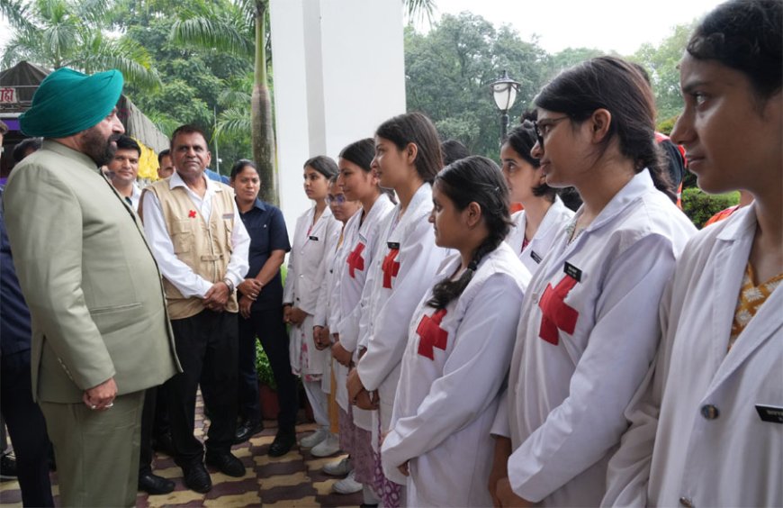 राज्यपाल ने रेडक्रॉस की आपदा राहत सामग्री वाहनों को दिखाई हरी झंडी