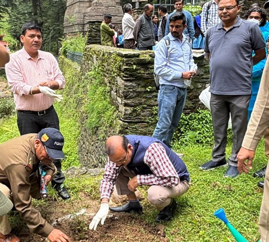 प्रसिद्ध जागेश्वरधाम में सजावटी व औषधीय प्रजाति के पौधों का रोपण