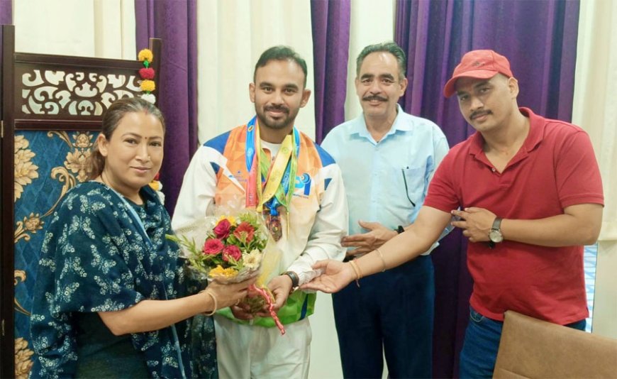 पावर लिफ्टर शशांक तड़ियाल ने की कैबिनेट मंत्री से मुलाकात