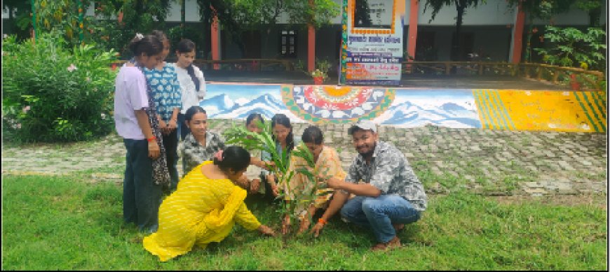 महाविद्यालय परिसर में छात्र-छात्राओं व शिक्षणगणों ने किया पौधारोपण