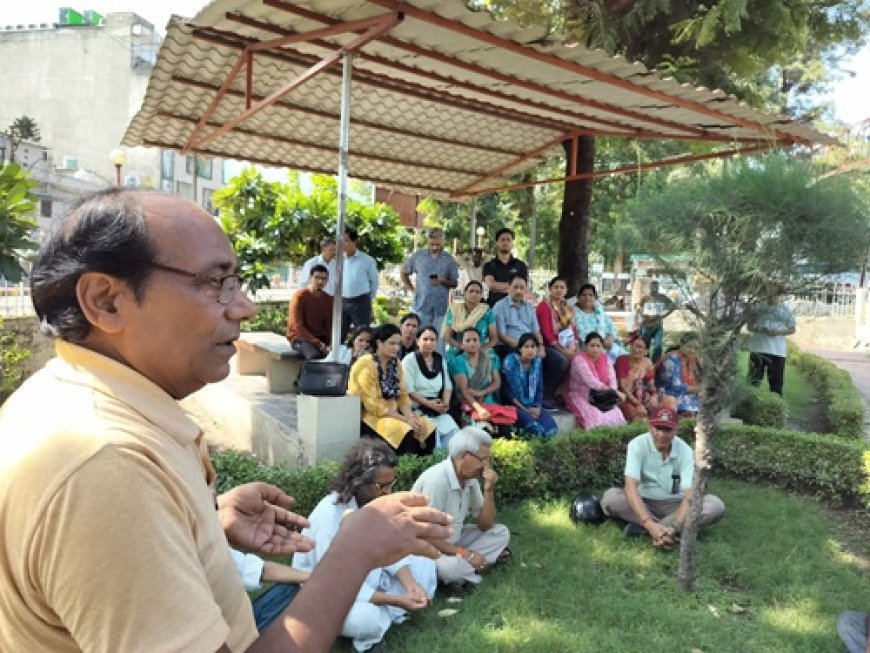 लाल स्याही पर गर्माया माहौल, प्रशासन पर भड़के आवास विकास के नागरिक