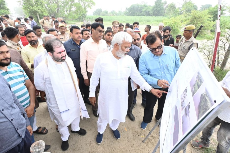 बाराबंकीः जल शक्ति मंत्री ने बाढ़ सम्भावित क्षेत्र का किया दौरा, अधिकारियों को दिए निर्देश