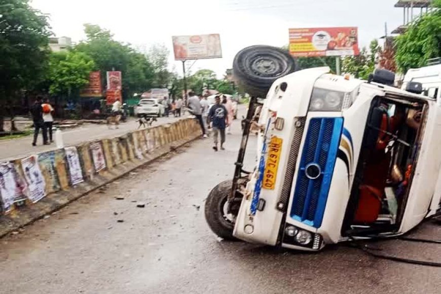 पंचायत चुनाव में वोट डालने जा रहे, टेंपो ट्रैवलर पलटी, 12 लोग घायल