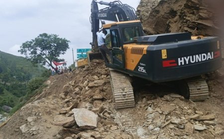 क्वारब में ट्रक फंसा: सड़क का मार्ग ध्वस्त और यातायात ठप