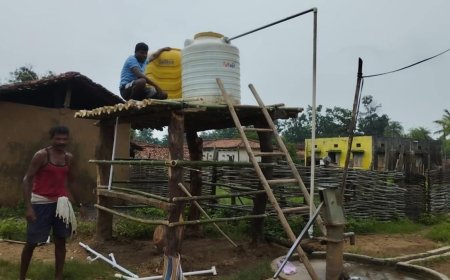 आदिवासी समुदाय ने बांस के टावर से दिखाया पानी संकट का समाधान, प्रशासन की जिम्मेदारी पर सवाल