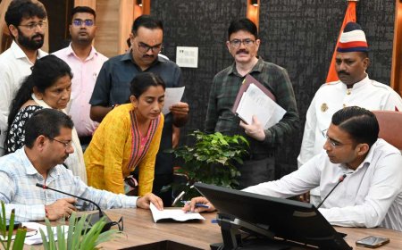 बुजुर्गों की समस्याओं का समाधान: डीएम ने मांगी रिपोर्ट, बेटा कर रहा था घर से बाहर