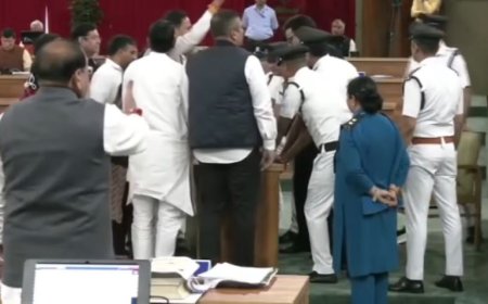 उत्तराखंड विधानसभा में हंगामा: माइक फेंकने और टेबल पलटाने की कोशिश