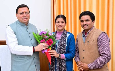 मुख्यमंत्री धामी एवं ग्राम प्रधान प्रियंका नेगी की मुलाकात: सारकोट के विकास के लिए नई पहल