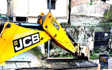 सार्वजनिक रास्ते पर अतिक्रमण हटाने के लिए प्रशासन ने किया गेट का ध्वस्तीकरण