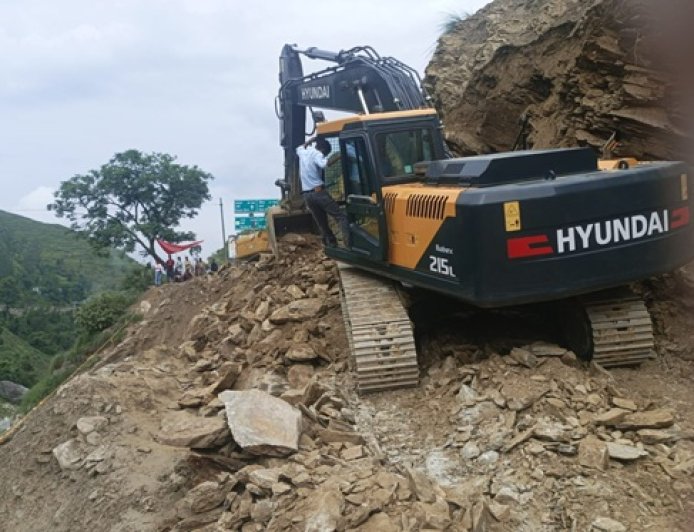 क्वारब में ट्रक फंसा: सड़क का मार्ग ध्वस्त और यातायात ठप